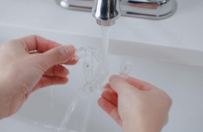 マウスピース矯正でアライナーのニオイが気になる…原因は?